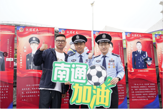 在这片江海, 们披着晨露 在这片江海, 们披着晨露